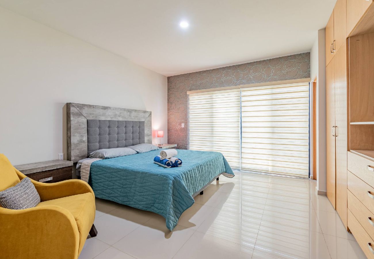 Residencial en Mazatlán - Lujoso Condominio Tiburon a 3 Cuadras de la Playa 