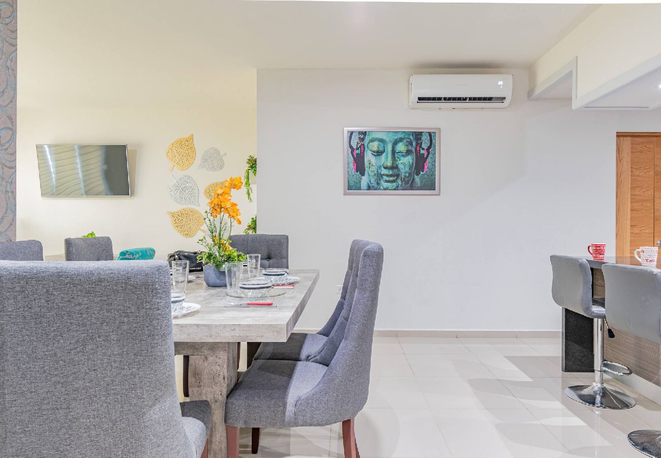 Residencial en Mazatlán - Lujoso Condominio Tiburon a 3 Cuadras de la Playa 