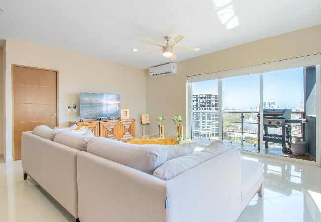 Residencial en Mazatlán - Elegante Condo a una Cuadra del Mar 