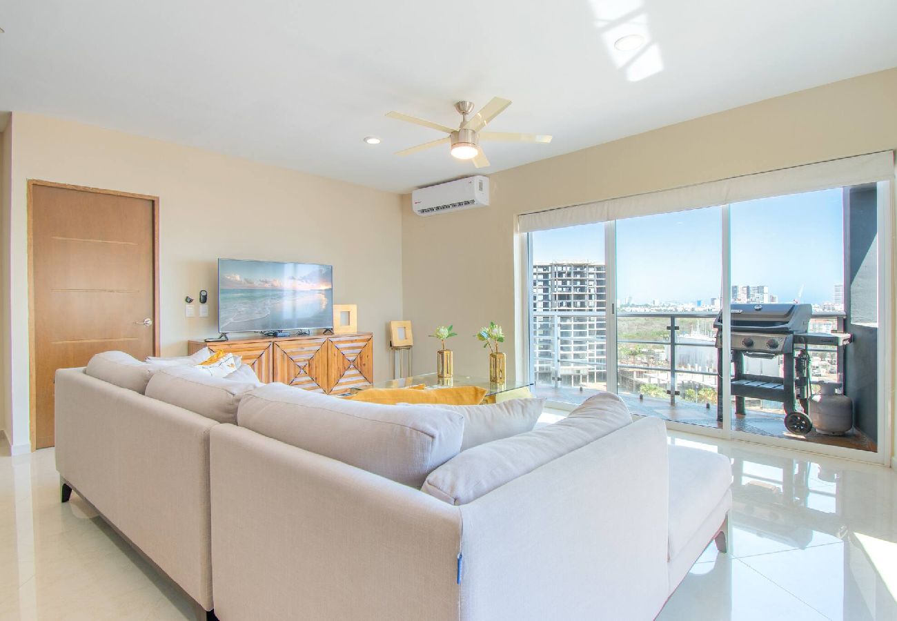 Residencial en Mazatlán - Elegante Condo a una Cuadra del Mar 