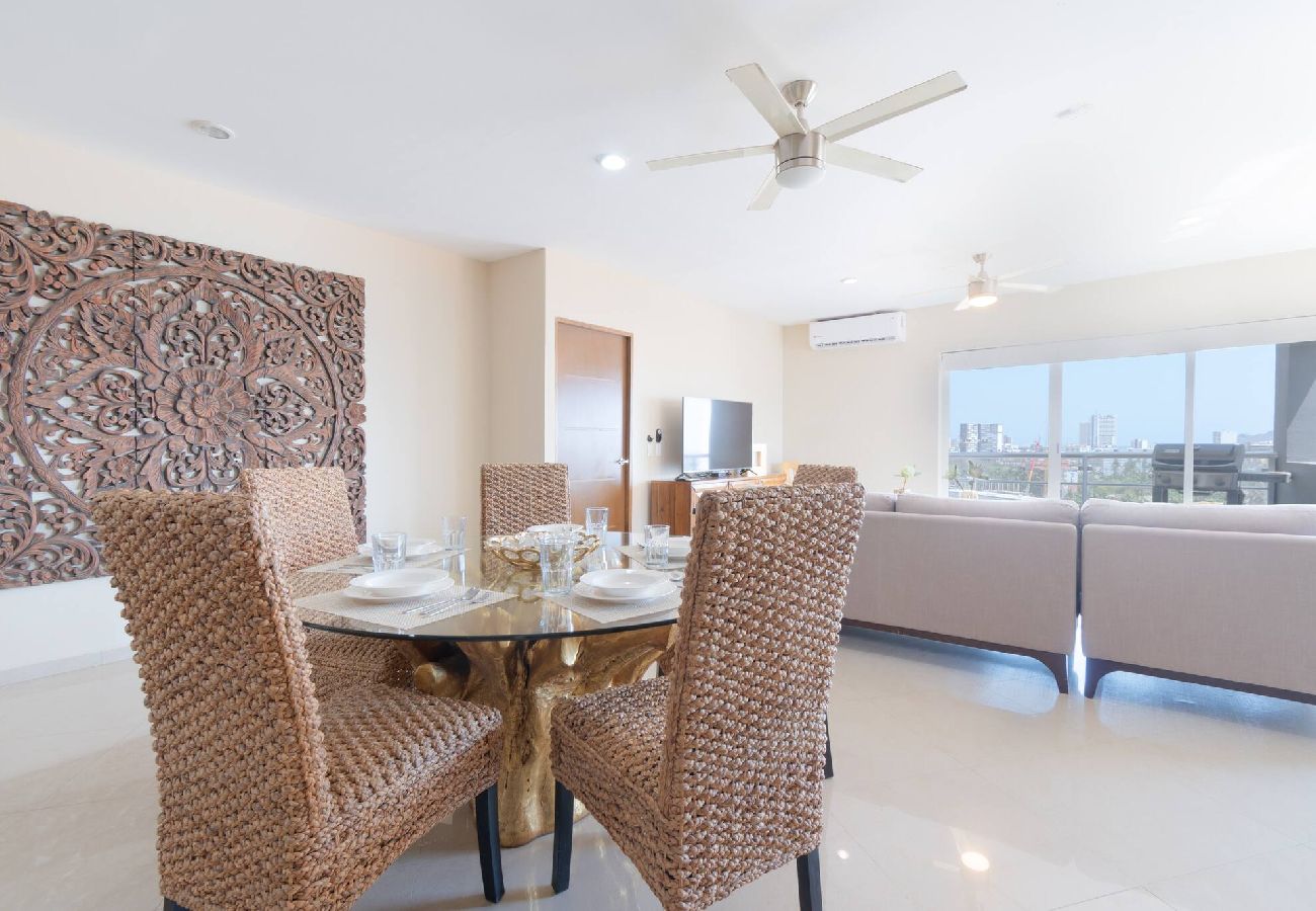 Residencial en Mazatlán - Elegante Condo a una Cuadra del Mar 
