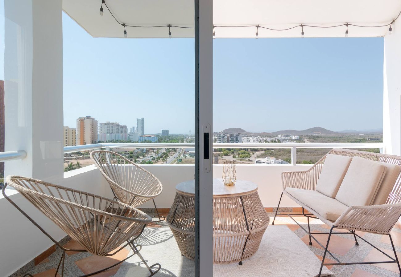 Residencial en Mazatlán - Elegante Condo a una Cuadra del Mar 