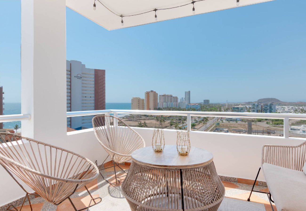 Residencial en Mazatlán - Elegante Condo a una Cuadra del Mar 