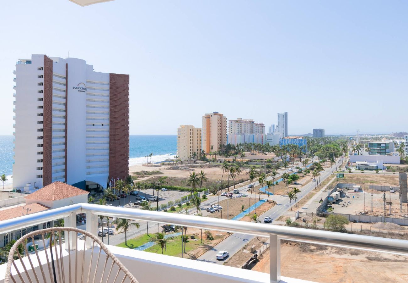 Residencial en Mazatlán - Elegante Condo a una Cuadra del Mar 