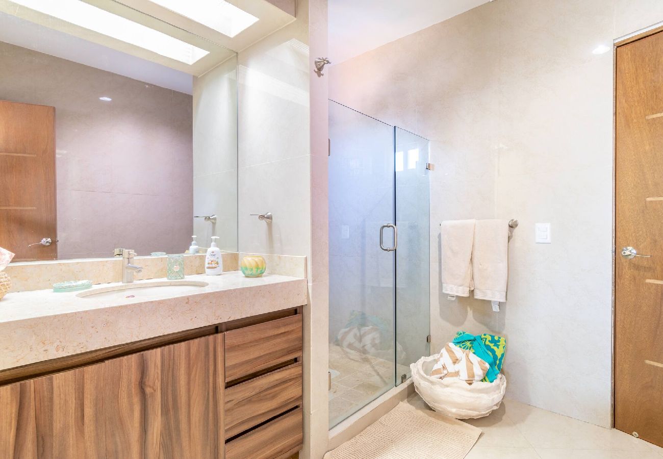Residencial en Mazatlán - Elegante Condo a una Cuadra del Mar 