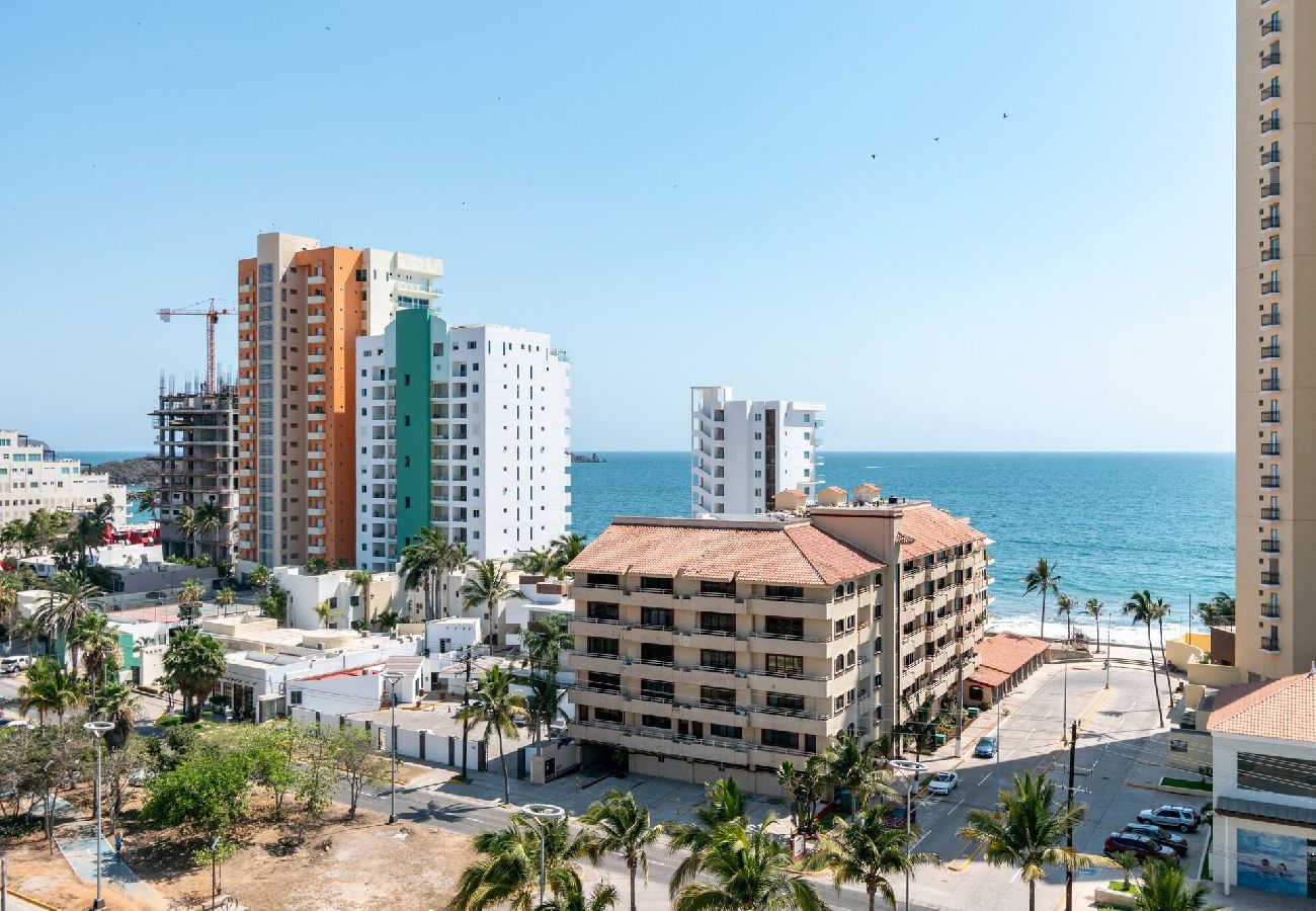 Residencial en Mazatlán - Elegante Condo a una Cuadra del Mar 