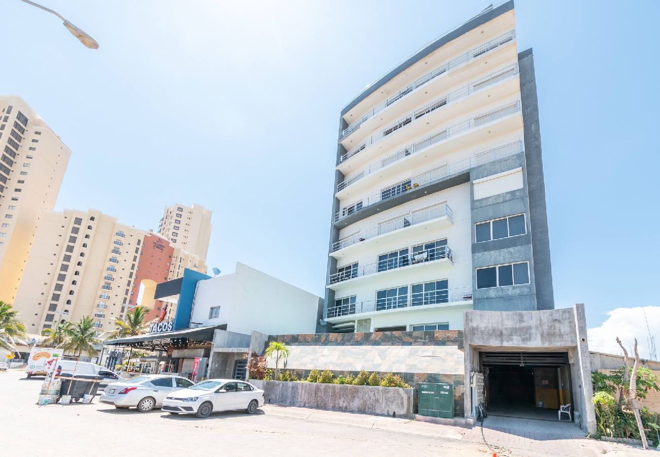 Residencial en Mazatlán - Elegante Condo a una Cuadra del Mar 