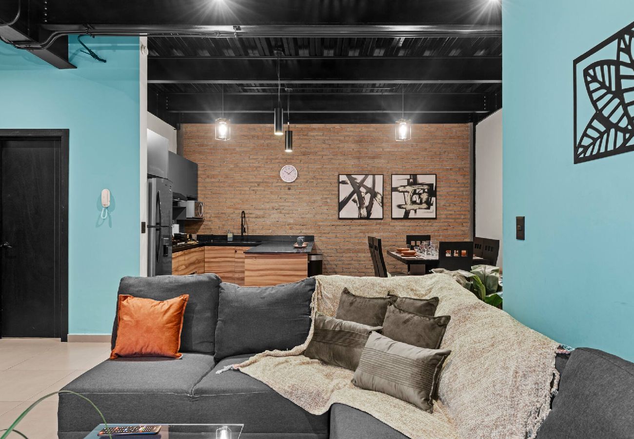 Departamento en Durango - Industrial Loft | King Bed & 2 Office Spaces 