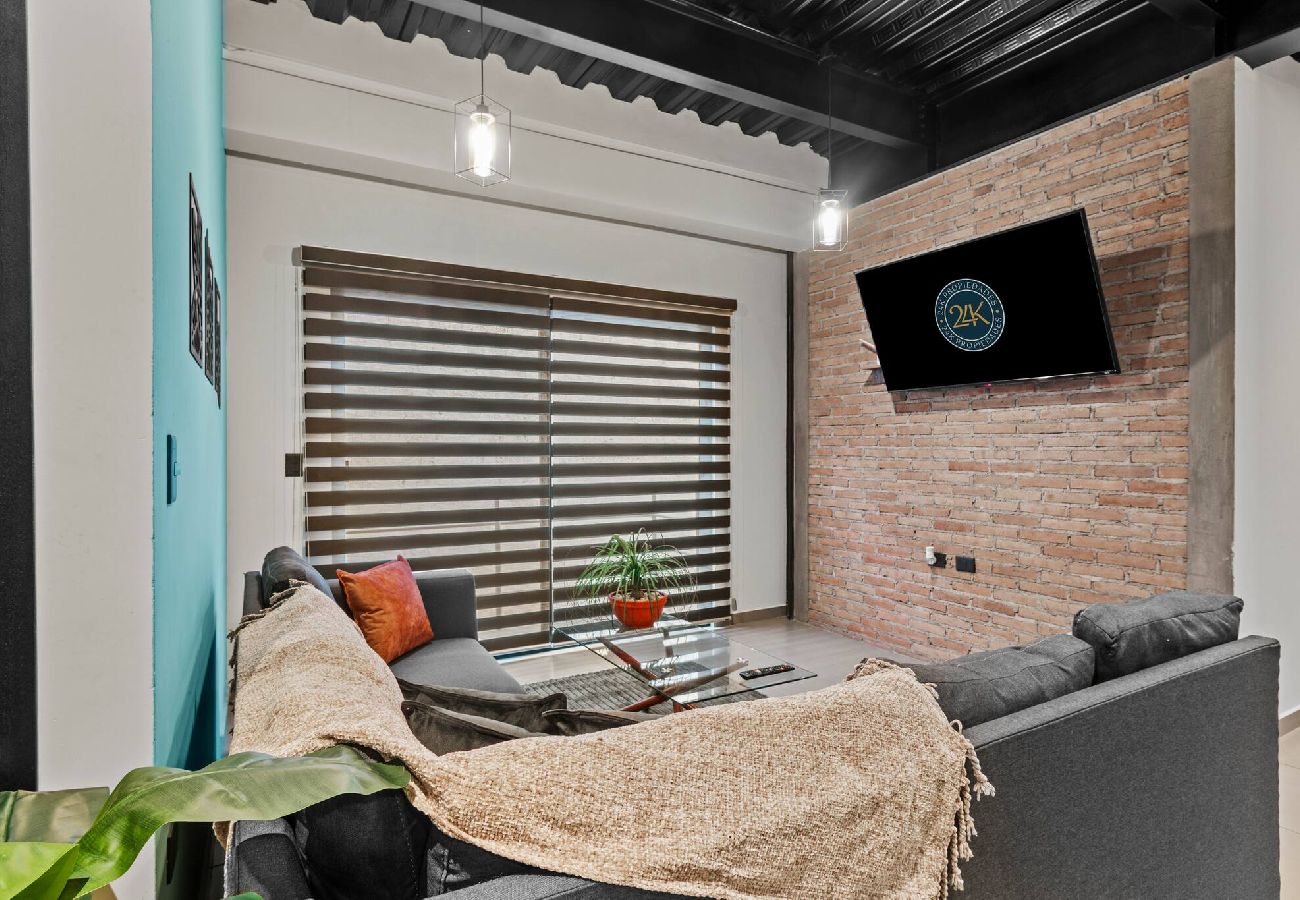 Departamento en Durango - Industrial Loft | King Bed & 2 Office Spaces 