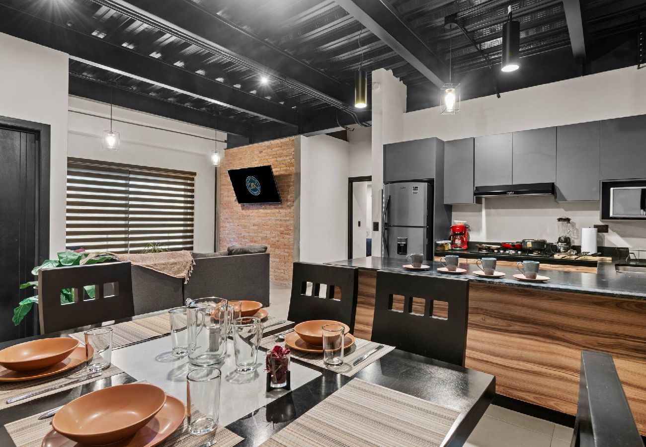 Departamento en Durango - Industrial Loft | King Bed & 2 Office Spaces 