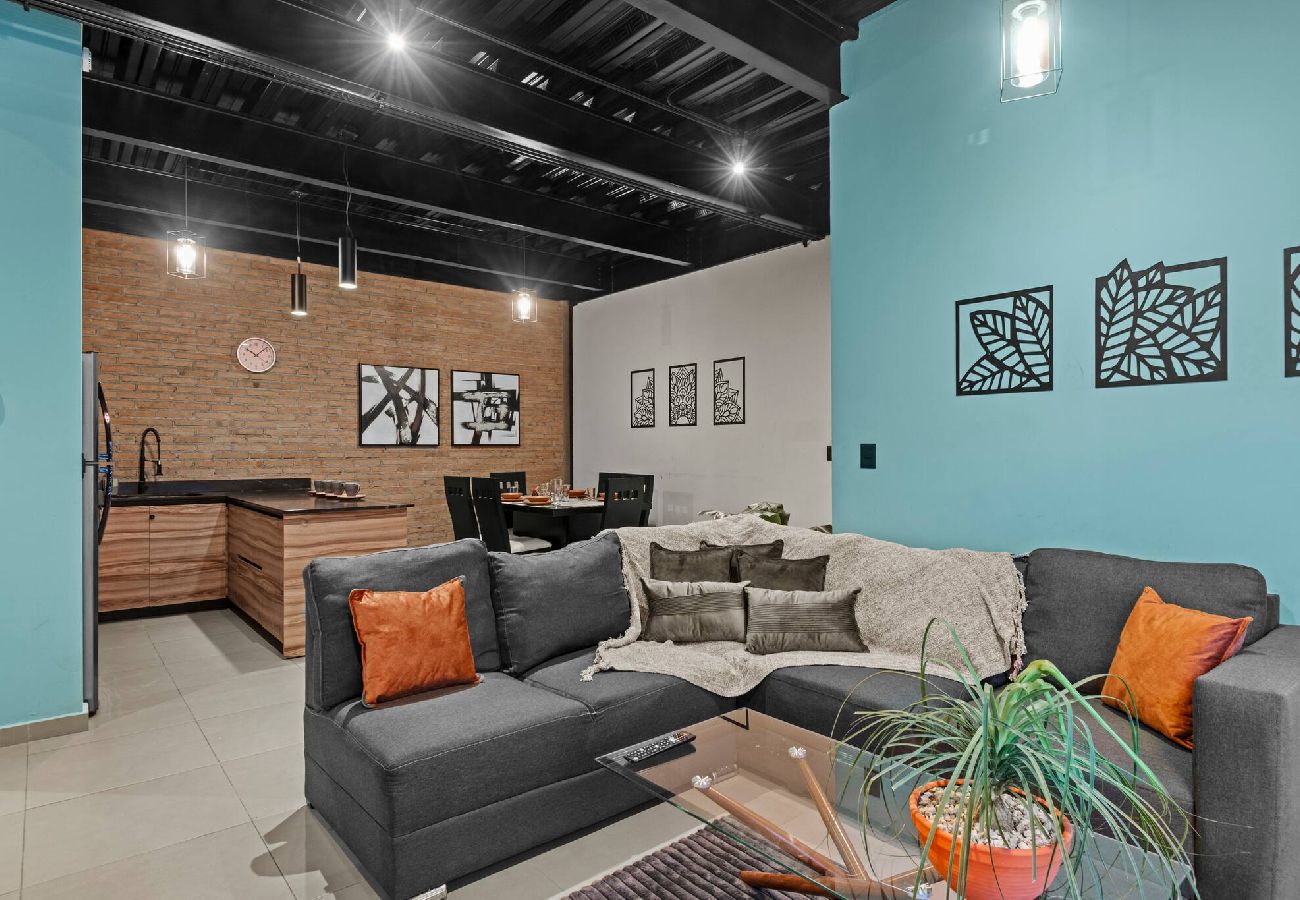 Departamento en Durango - Industrial Loft | King Bed & 2 Office Spaces 