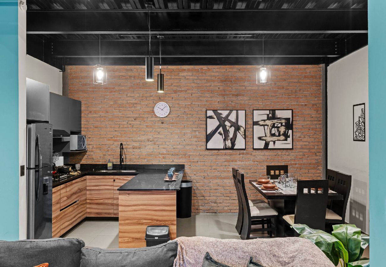 Departamento en Durango - Industrial Loft | King Bed & 2 Office Spaces 