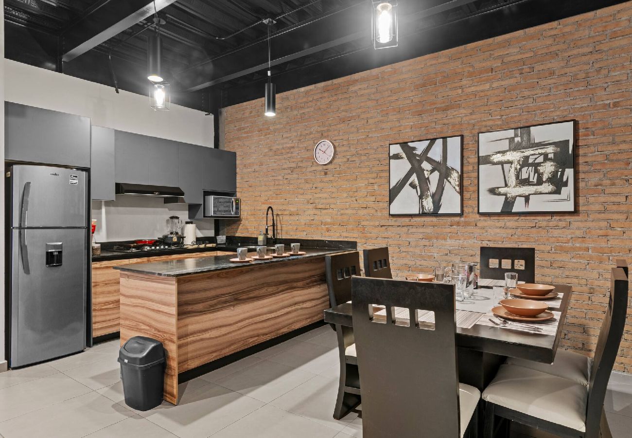 Departamento en Durango - Industrial Loft | King Bed & 2 Office Spaces 