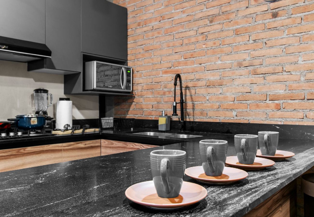 Departamento en Durango - Industrial Loft | King Bed & 2 Office Spaces 