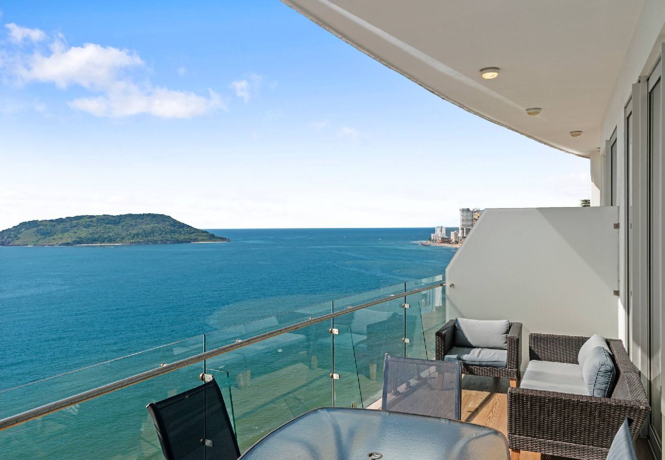Departamento en Mazatlán - 15th Floor Camino al Mar | Beach Front | King Bed 