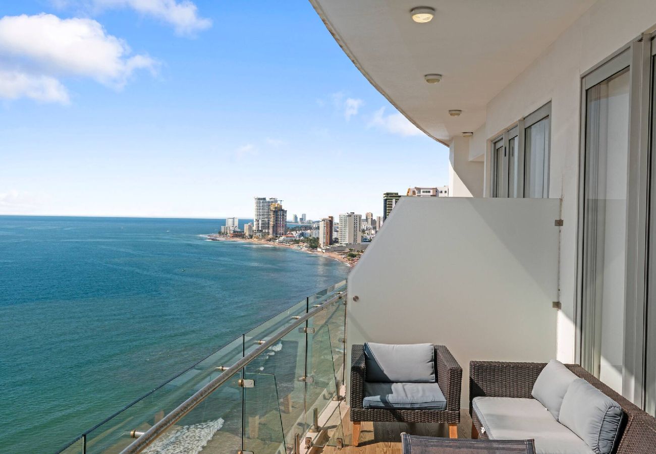 Departamento en Mazatlán - 15th Floor Camino al Mar | Beach Front | King Bed 