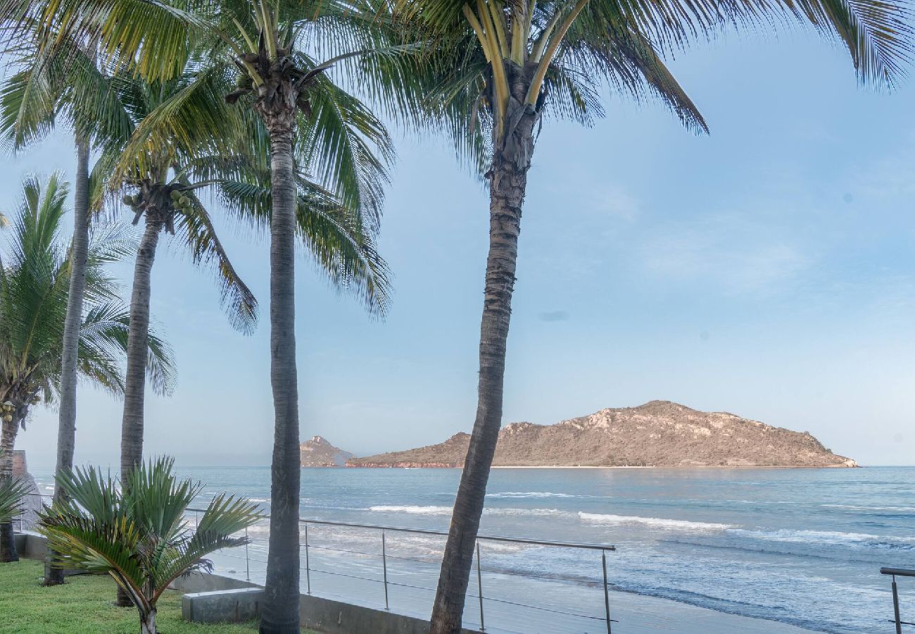 Departamento en Mazatlán - 15th Floor Camino al Mar | Beach Front | King Bed 