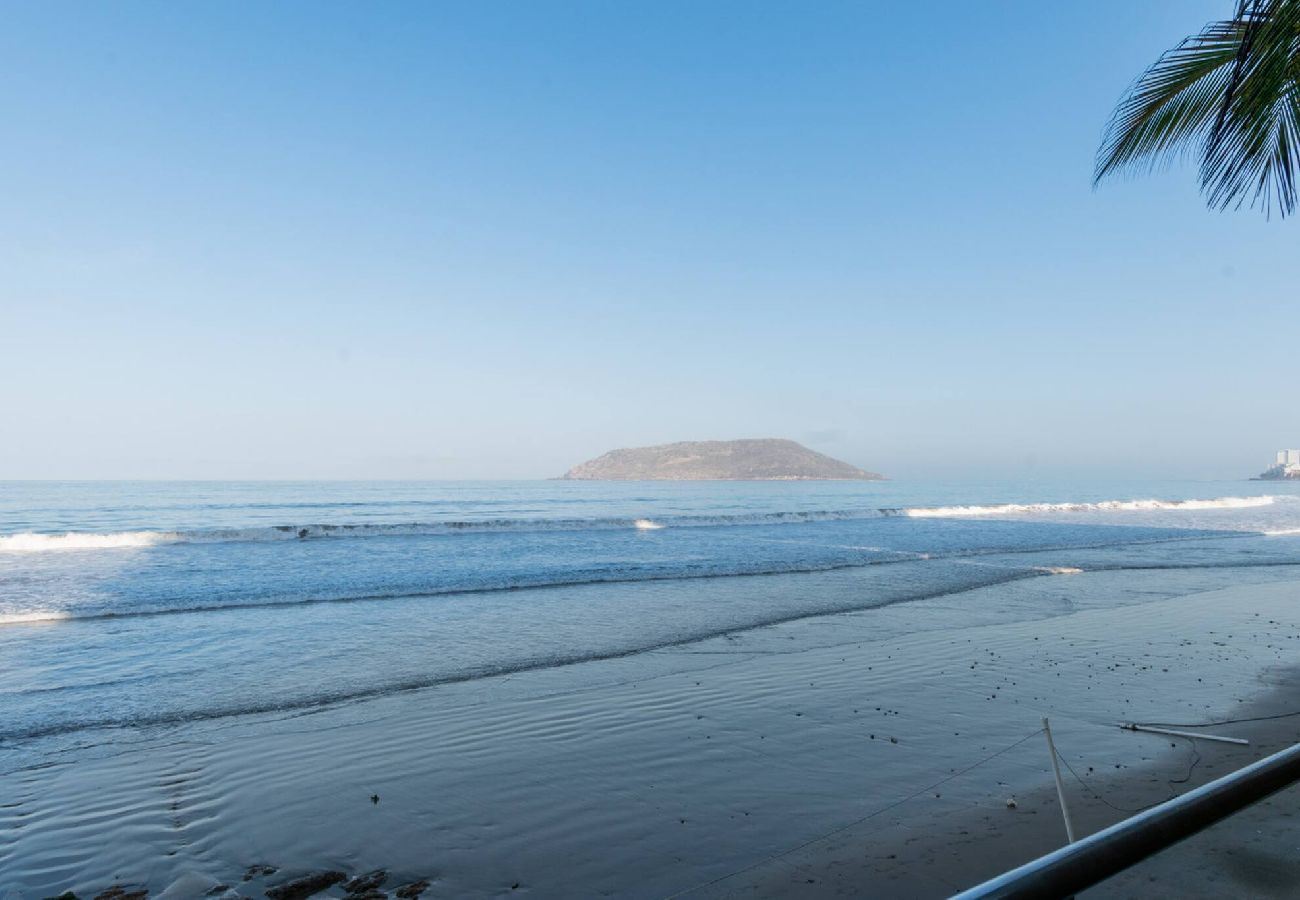 Departamento en Mazatlán - Lujoso Depa al Pie de la Playa 