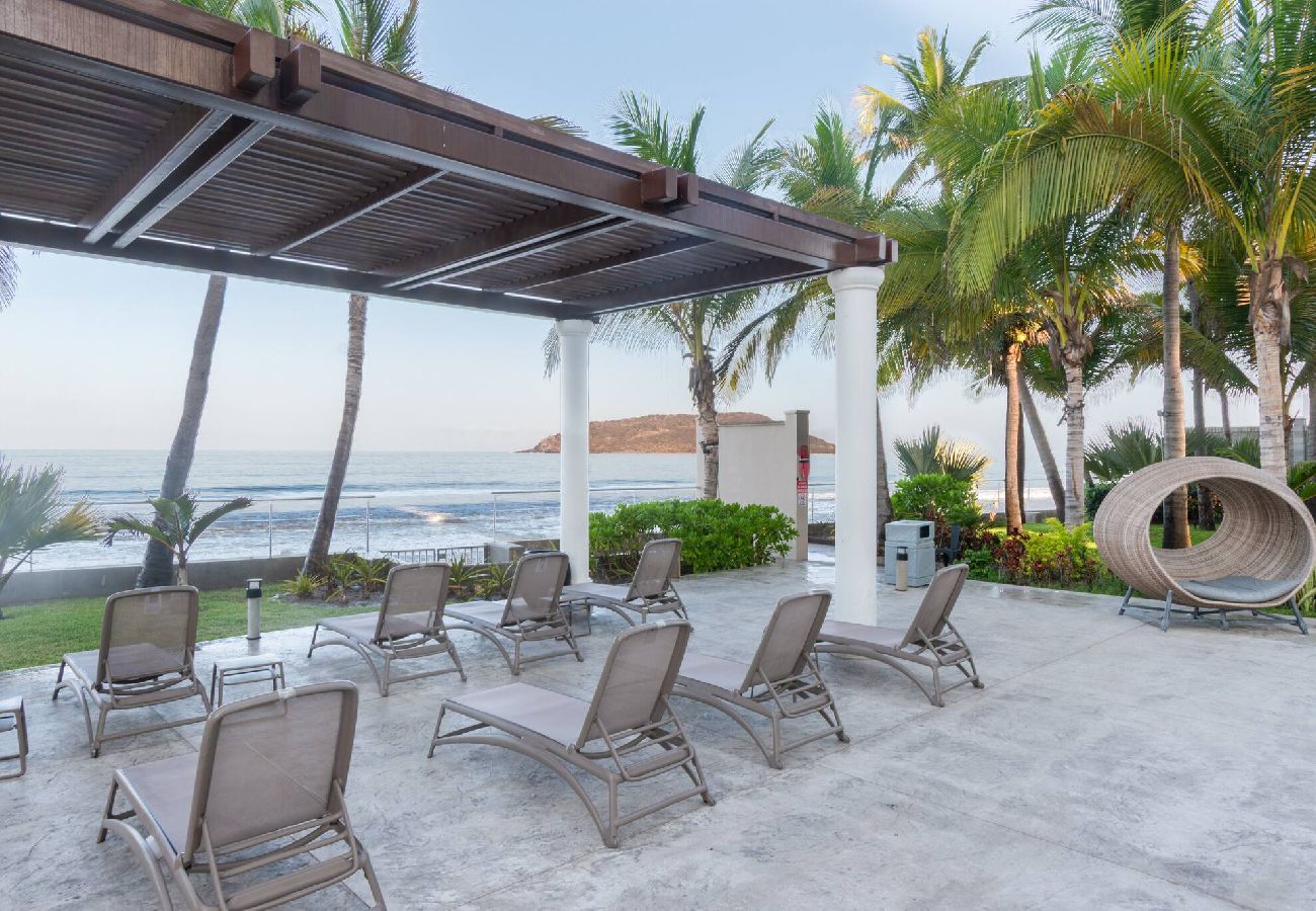 Apartment in Mazatlán - Hermoso Condo al Pie de la Playa 