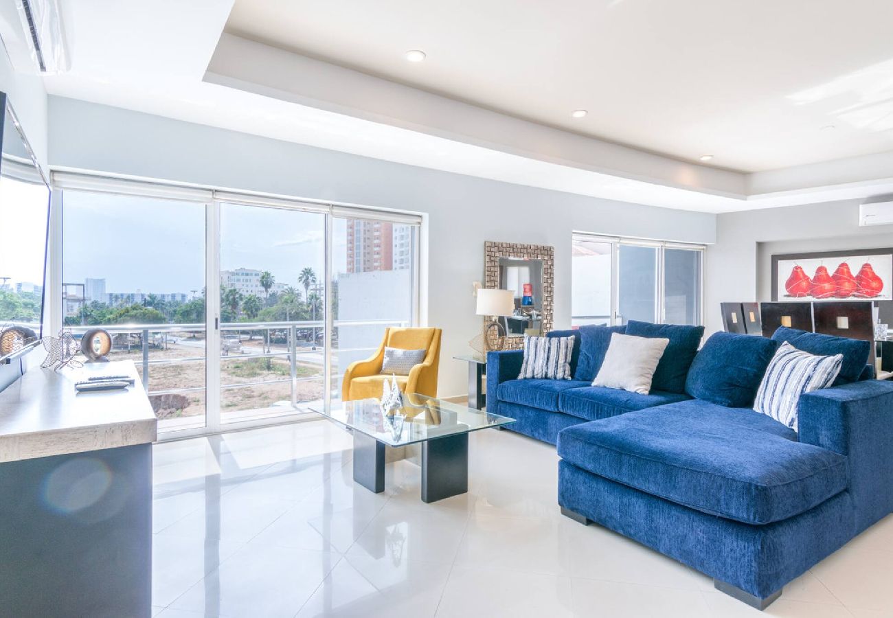 Apartment in Mazatlán - Grande Condo 1 Cuadra de Playa 