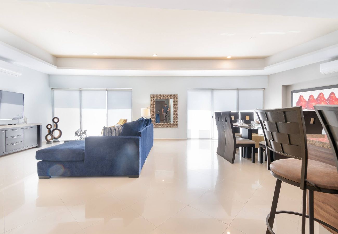 Apartment in Mazatlán - Grande Condo 1 Cuadra de Playa 