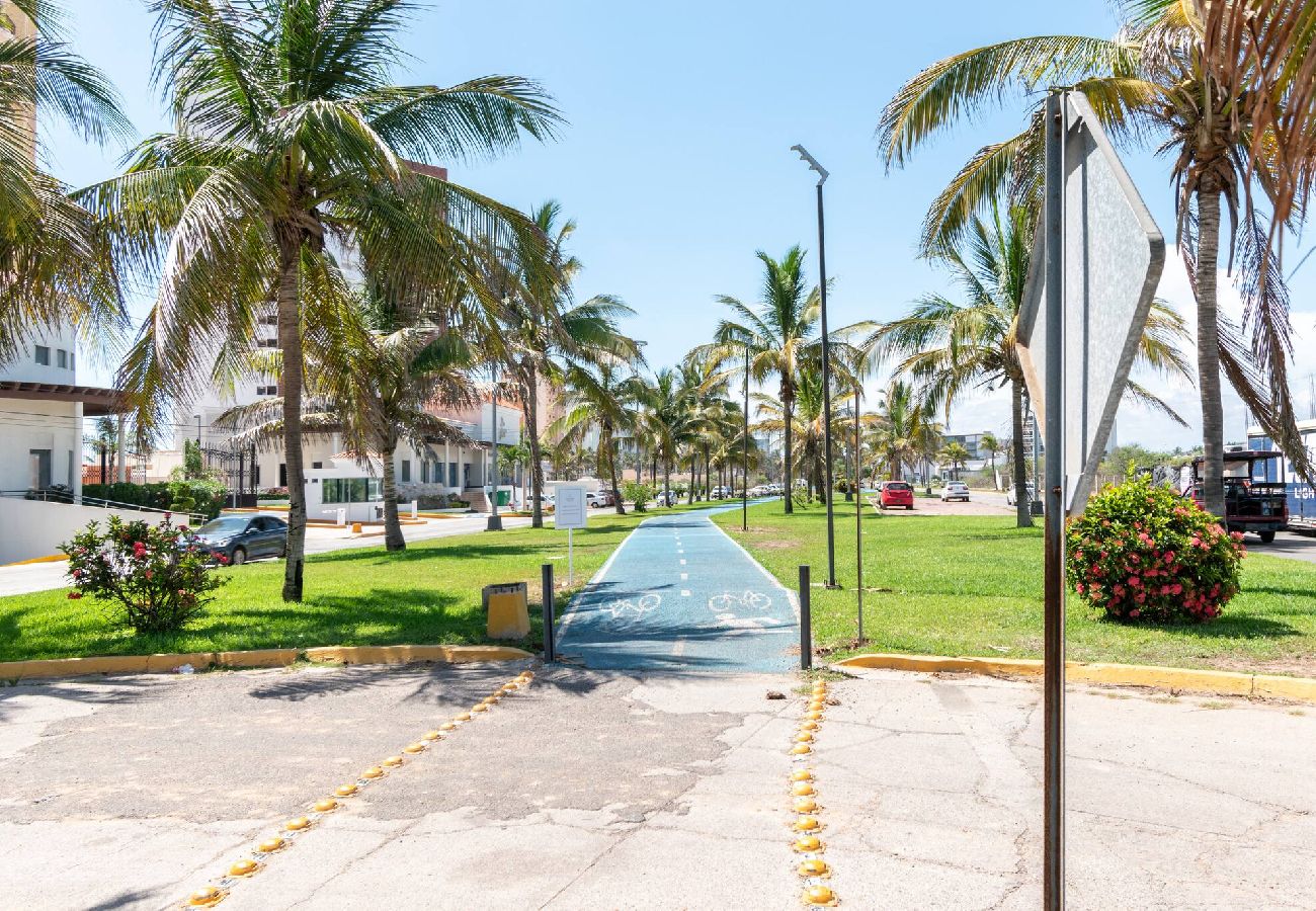 Apartment in Mazatlán - Grande Condo 1 Cuadra de Playa 