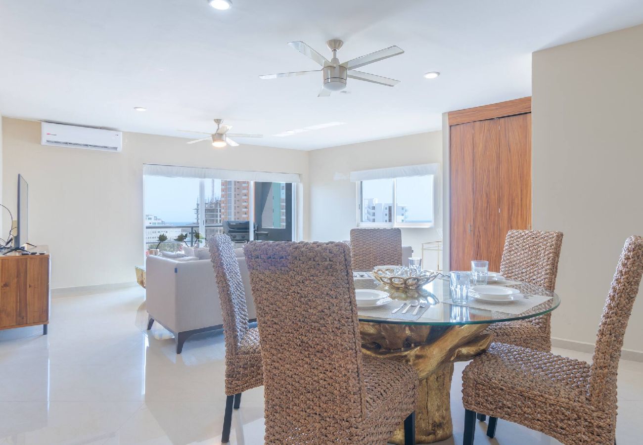 Condominium in Mazatlán - Elegante Condo a una Cuadra del Mar 