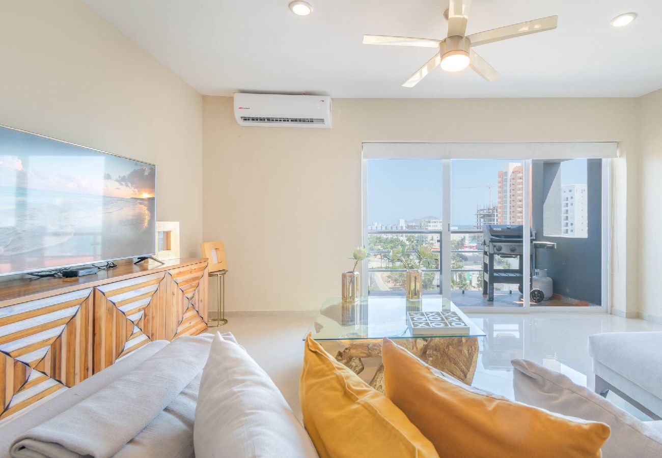 Condominium in Mazatlán - Elegante Condo a una Cuadra del Mar 