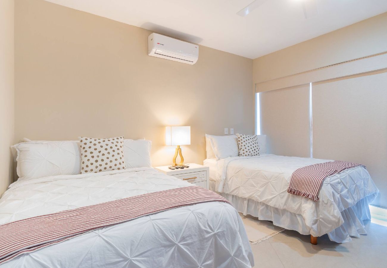 Condominium in Mazatlán - Elegante Condo a una Cuadra del Mar 