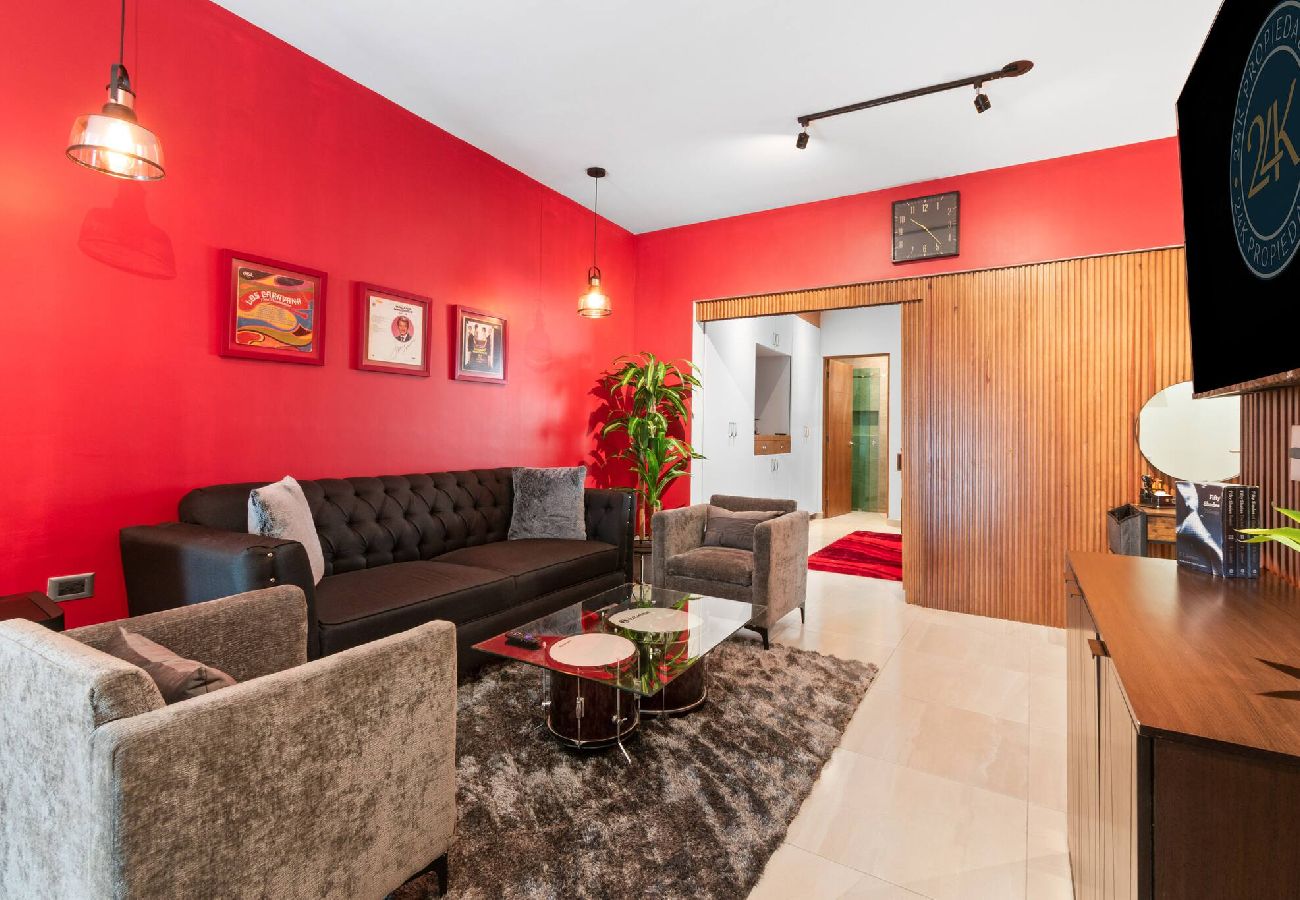 Apartment in Durango - Red Vibe Music Decor | King Bed + Parking + Office 