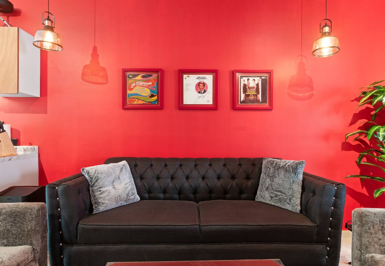 Apartment in Durango - Red Vibe Music Decor | King Bed + Parking + Office 
