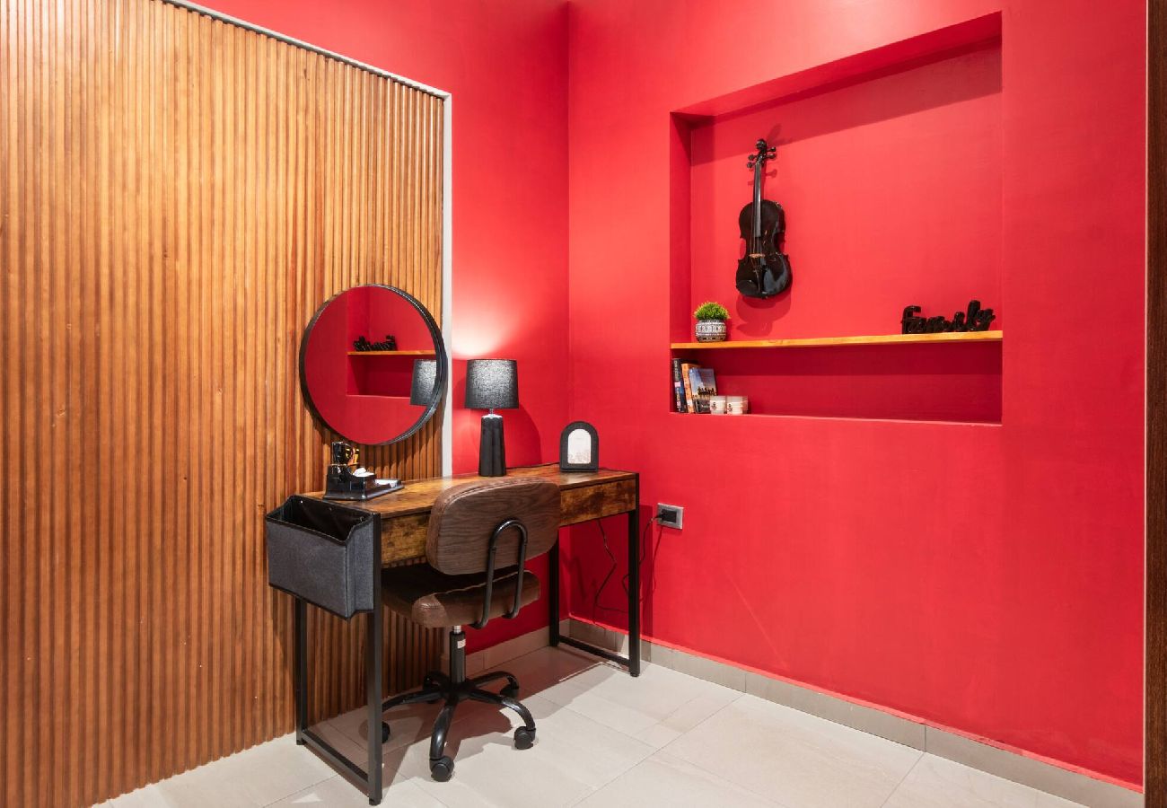 Apartment in Durango - Red Vibe Music Decor | King Bed + Parking + Office 