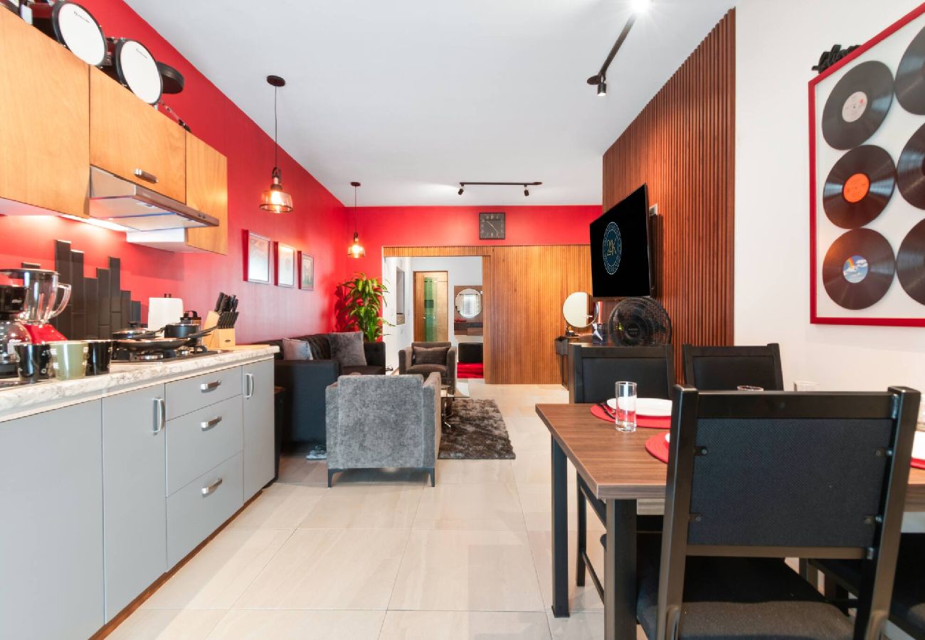 Apartment in Durango - Red Vibe Music Decor | King Bed + Parking + Office 