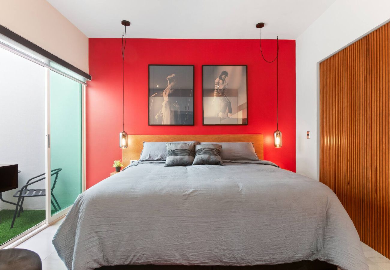 Apartment in Durango - Red Vibe Music Decor | King Bed + Parking + Office 