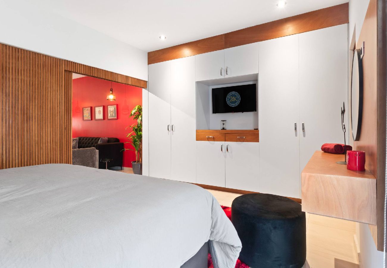 Apartment in Durango - Red Vibe Music Decor | King Bed + Parking + Office 