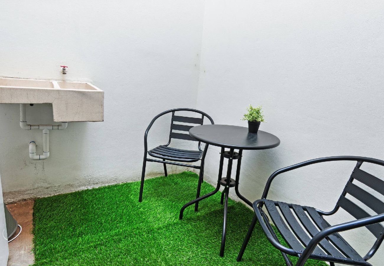 Apartment in Durango - Red Vibe Music Decor | King Bed + Parking + Office 