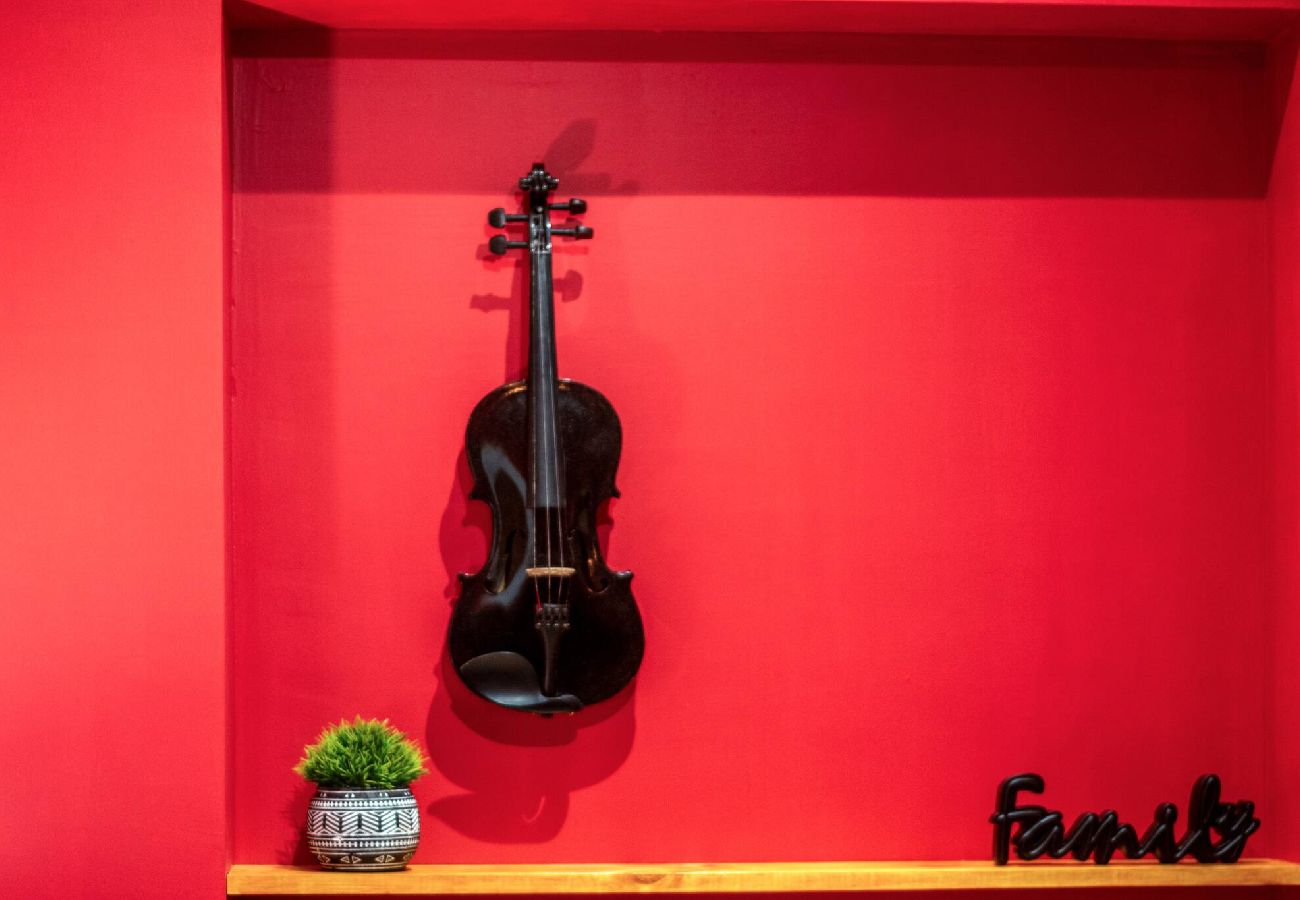 Apartment in Durango - Red Vibe Music Decor | King Bed + Parking + Office 