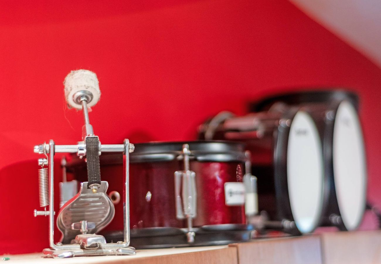Apartment in Durango - Red Vibe Music Decor | King Bed + Parking + Office 