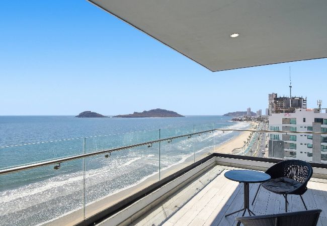 Apartment in Mazatlán - Altomare | Malecón | King Bed| 10th floor views 