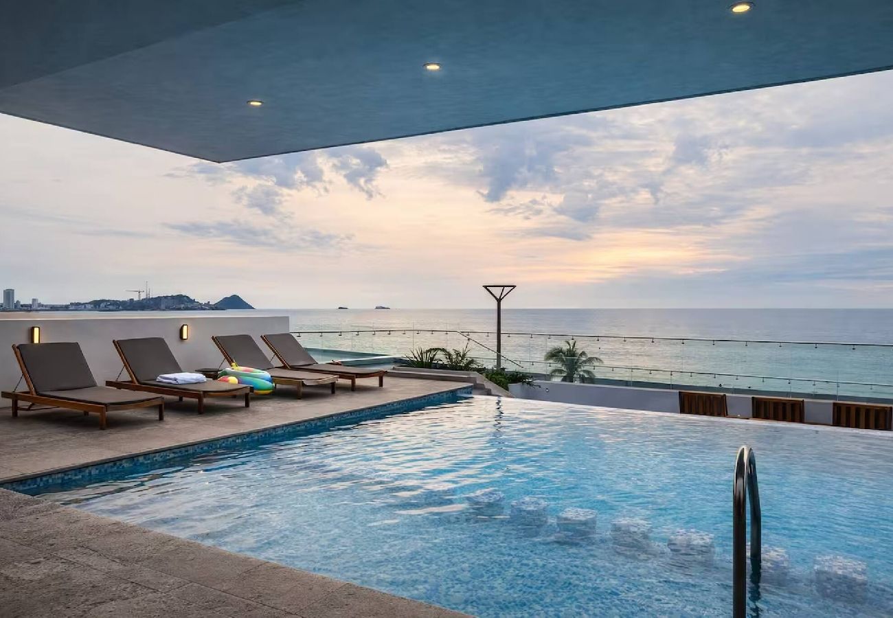 Apartment in Mazatlán - Altomare | Malecón | King Bed| 10th floor views 