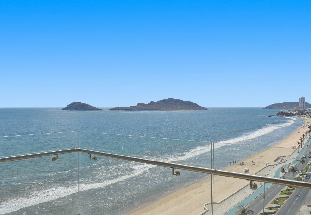 Apartment in Mazatlán - Altomare | Malecón | King Bed| 10th floor views 
