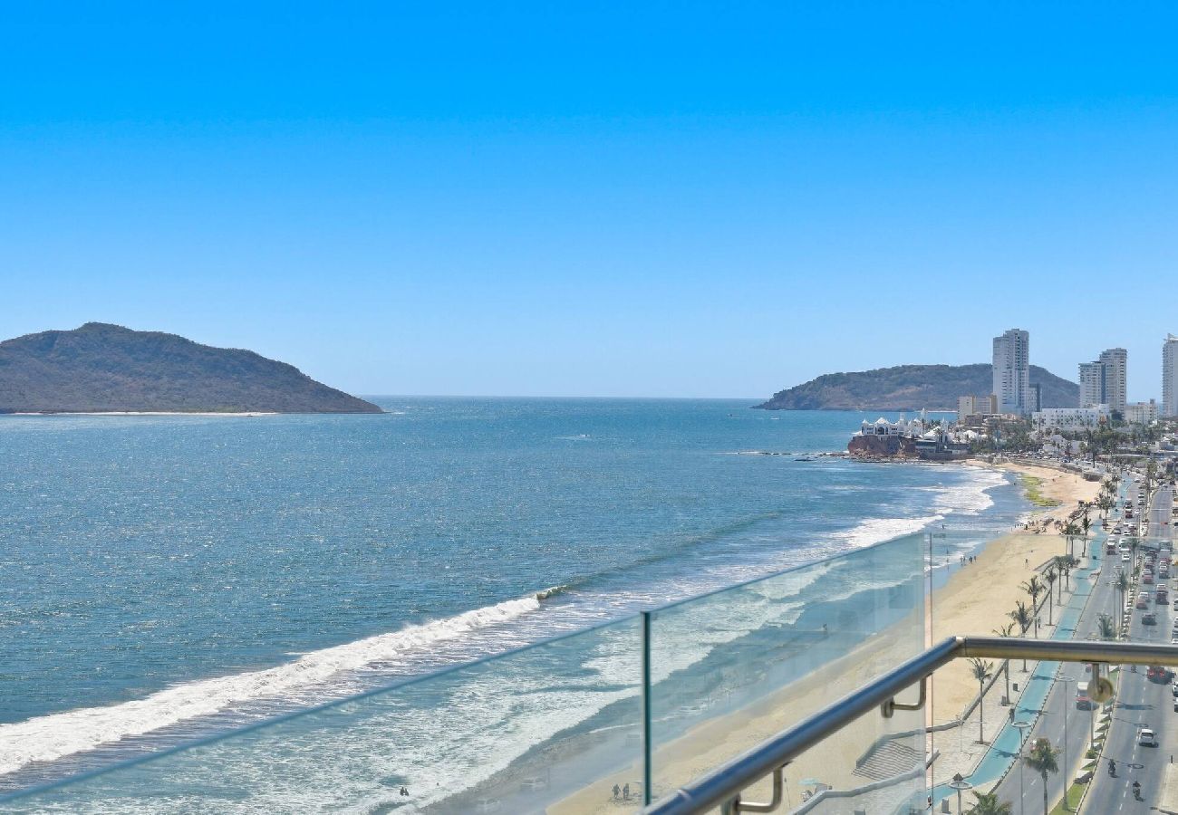 Apartment in Mazatlán - Altomare | Malecón | King Bed| 10th floor views 