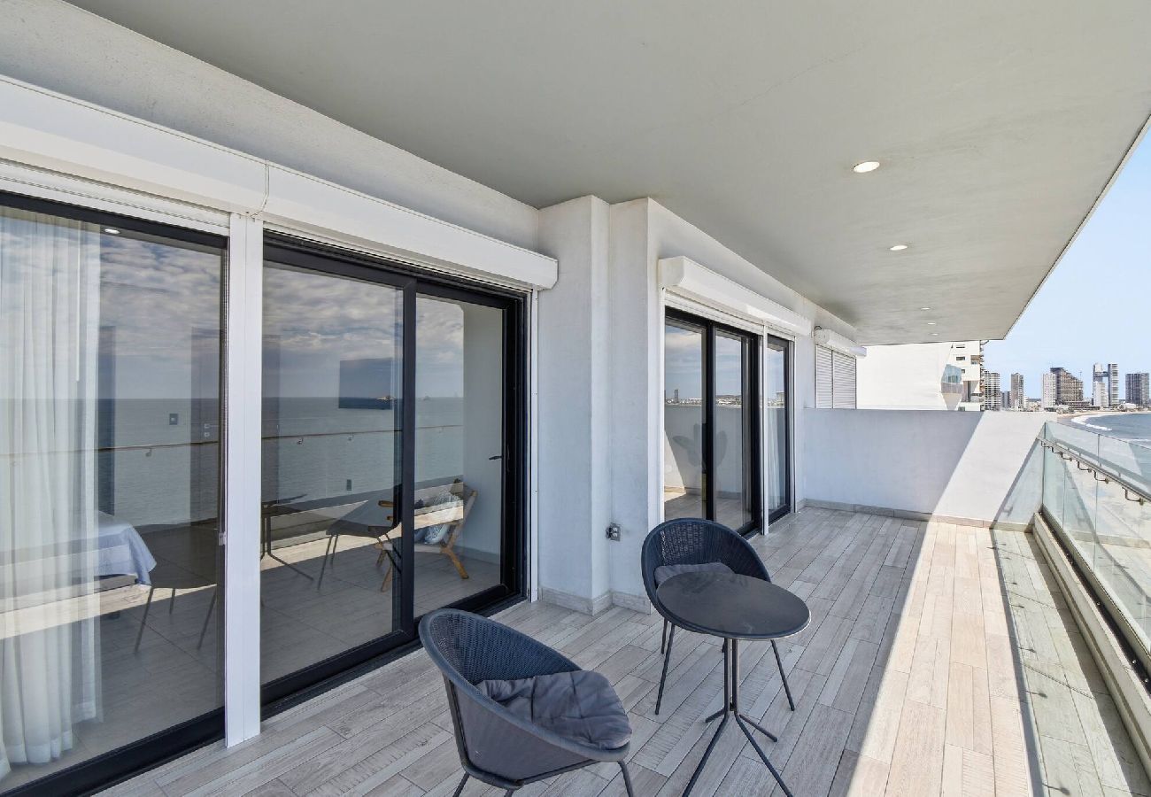 Apartment in Mazatlán - Altomare | Malecón | King Bed| 10th floor views 