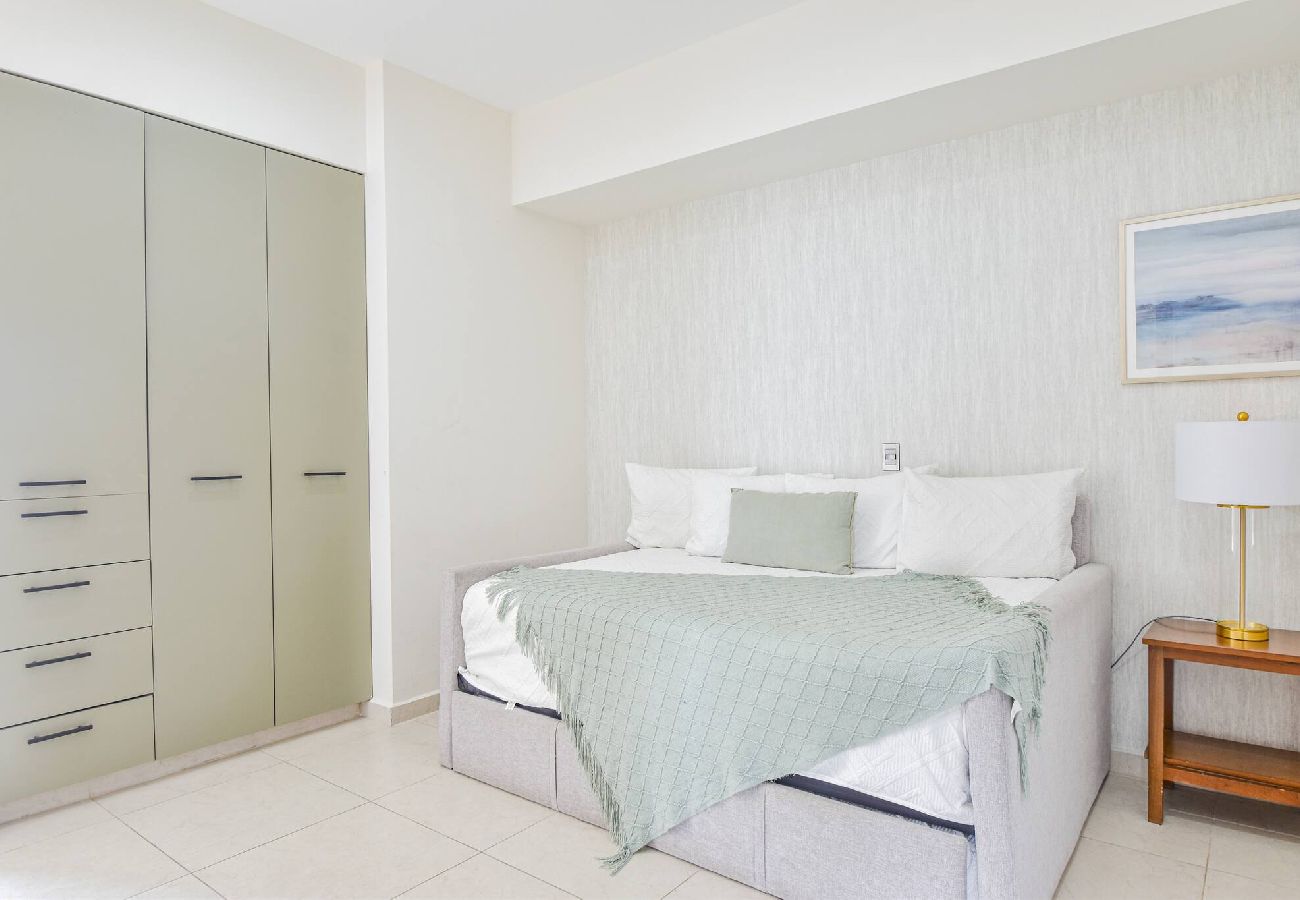 Apartment in Mazatlán - Altomare | Malecón | King Bed| 10th floor views 