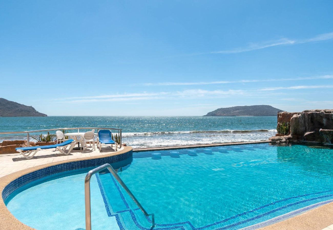 Apartment in Mazatlán - Hermosa Vista en Piso 23 a Pie de Playa 