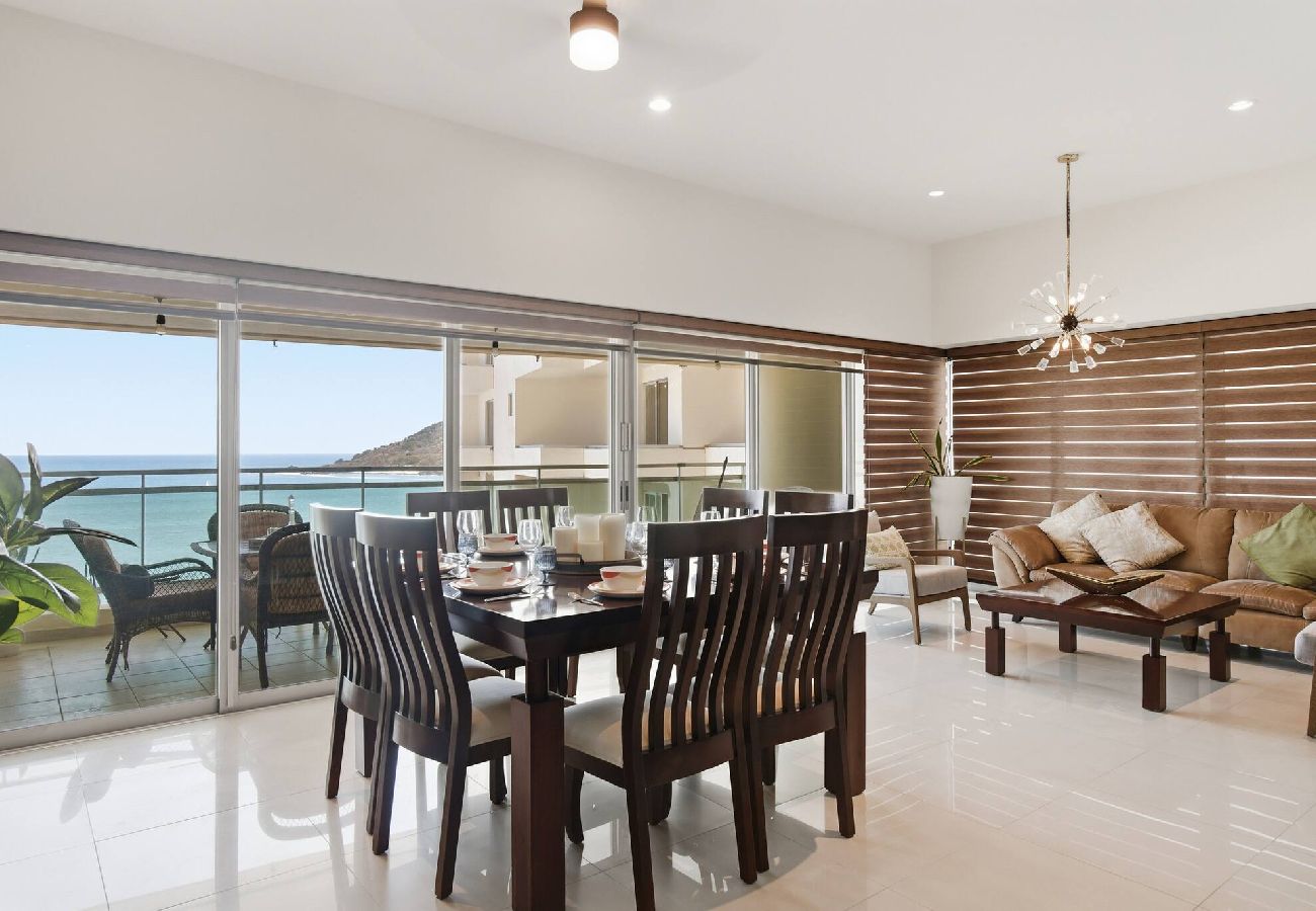 Apartment in Mazatlán - Gavias Golden | 3 Bedrooms, Beach, Pool & Gym 