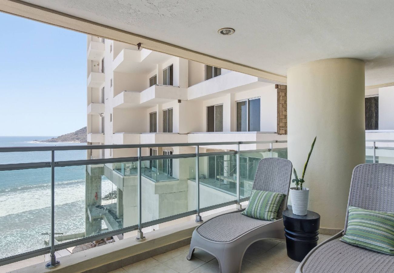 Apartment in Mazatlán - Gavias Golden | 3 Bedrooms, Beach, Pool & Gym 