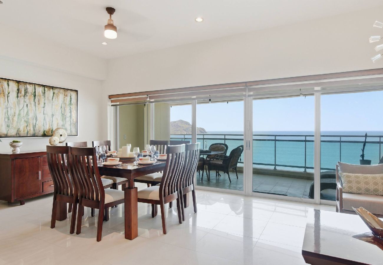 Apartment in Mazatlán - Gavias Golden | 3 Bedrooms, Beach, Pool & Gym 