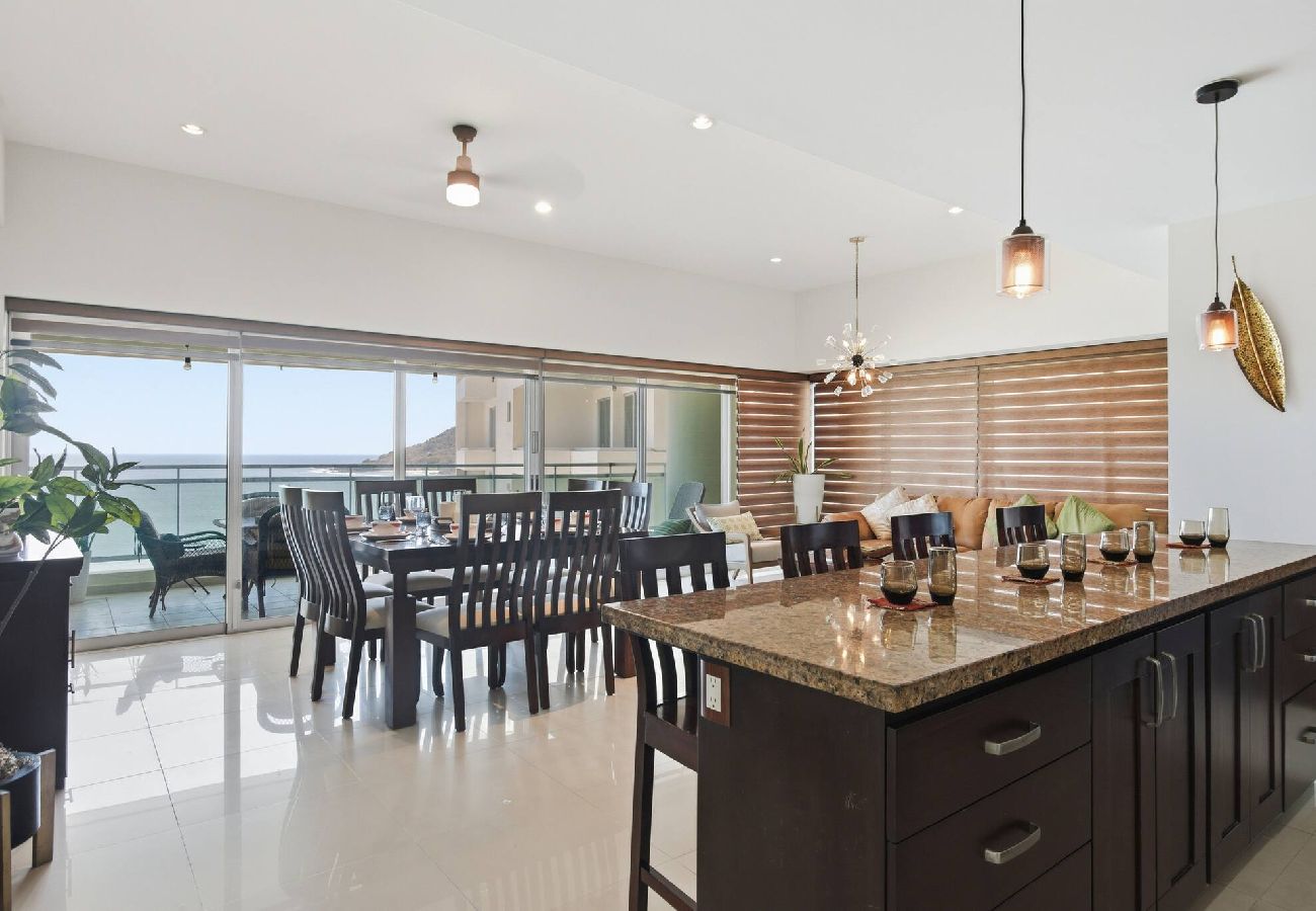 Apartment in Mazatlán - Gavias Golden | 3 Bedrooms, Beach, Pool & Gym 