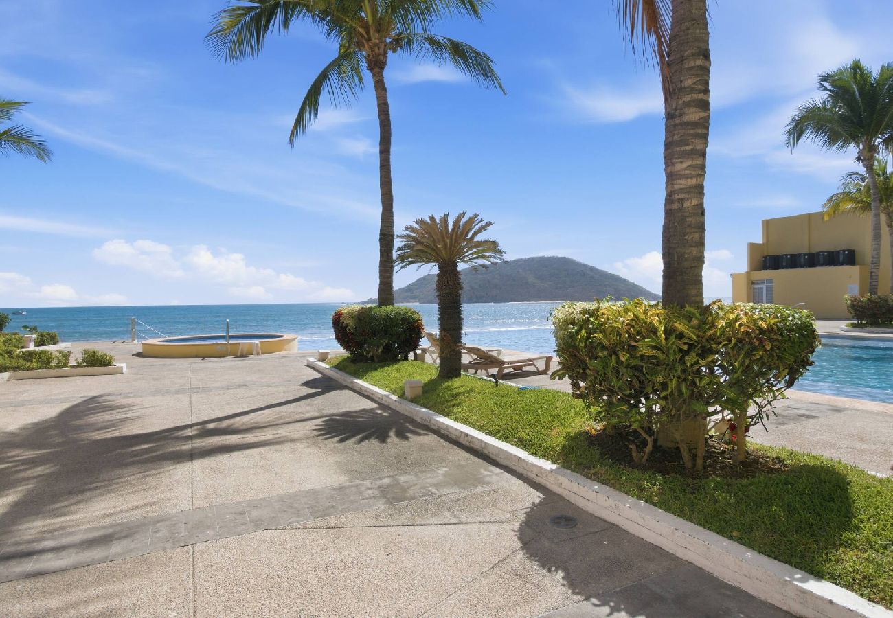 Apartment in Mazatlán - Gavias Golden | 3 Bedrooms, Beach, Pool & Gym 
